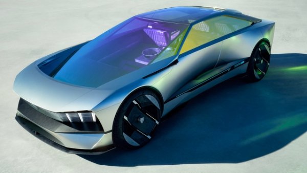 Peugeot безспорно е най-известната марка на групата Stellantis и се изправя пред автомобилното изложение в Париж, освежен от дебюта на кросоувъра 5008. Той е дълъг 479 см. Електрическият вариант с 210 к.с. е в горната част на гамата, която също включва леки хибридни версии със 136 к.с. и бензинови модификации със 195 к.с. 

Вероятен е дебют на новото поколение на Peugeot 508, седан, предназначен да възобнови стилистичните концепции, наблюдавани при концепцията Inception от 2023 г.  При него механиката е базирана на модулната платформа STLA Medium, следователно вече готова за електрическа версия.